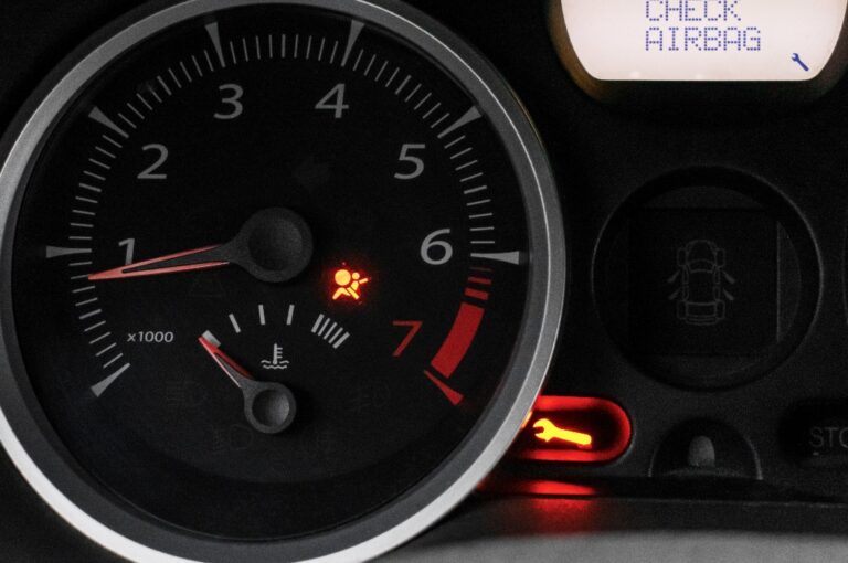 Autoarmaturenbrett mit Airbag-Fehlerwarnung, Fehlfunktion. Autowartung und Reparatur. Das Armaturenbrett ist dicht.