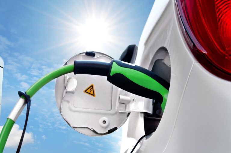 Elektroauto an Solartankstelle