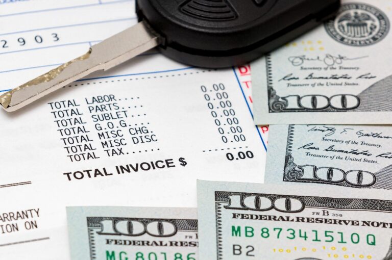 Autoschlüssel, Fahrzeuggarantie-Reparaturrechnung und 100-Dollar-Scheine in bar. Konzept der erweiterten Garantie des Fahrzeugherstellers. Kosten für Wartung und Service am Auto