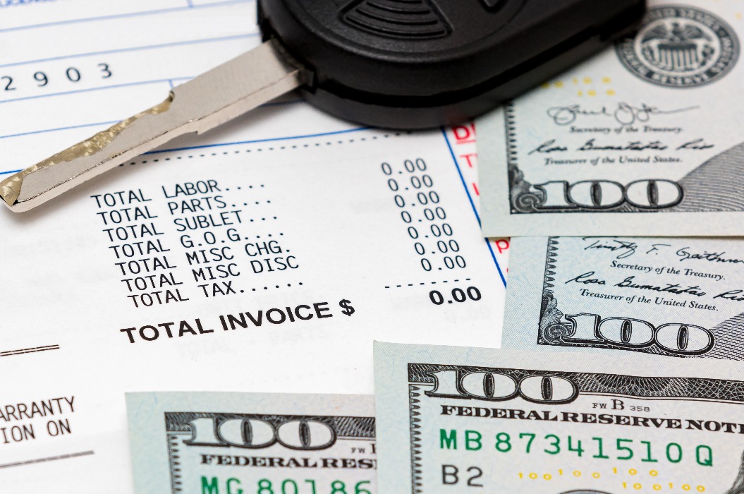 Autoschlüssel, Fahrzeuggarantie-Reparaturrechnung und 100-Dollar-Scheine in bar. Konzept der erweiterten Garantie des Fahrzeugherstellers. Kosten für Wartung und Service am Auto